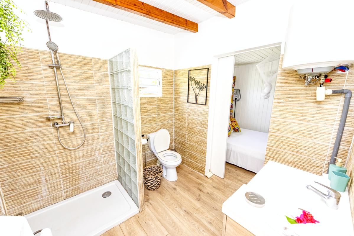 11.Location villa piscine Marie Galante Guadeloupe_Salle de douche